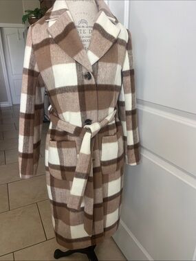 NWOT Cyrus tan and cream mid length coat with belt size small